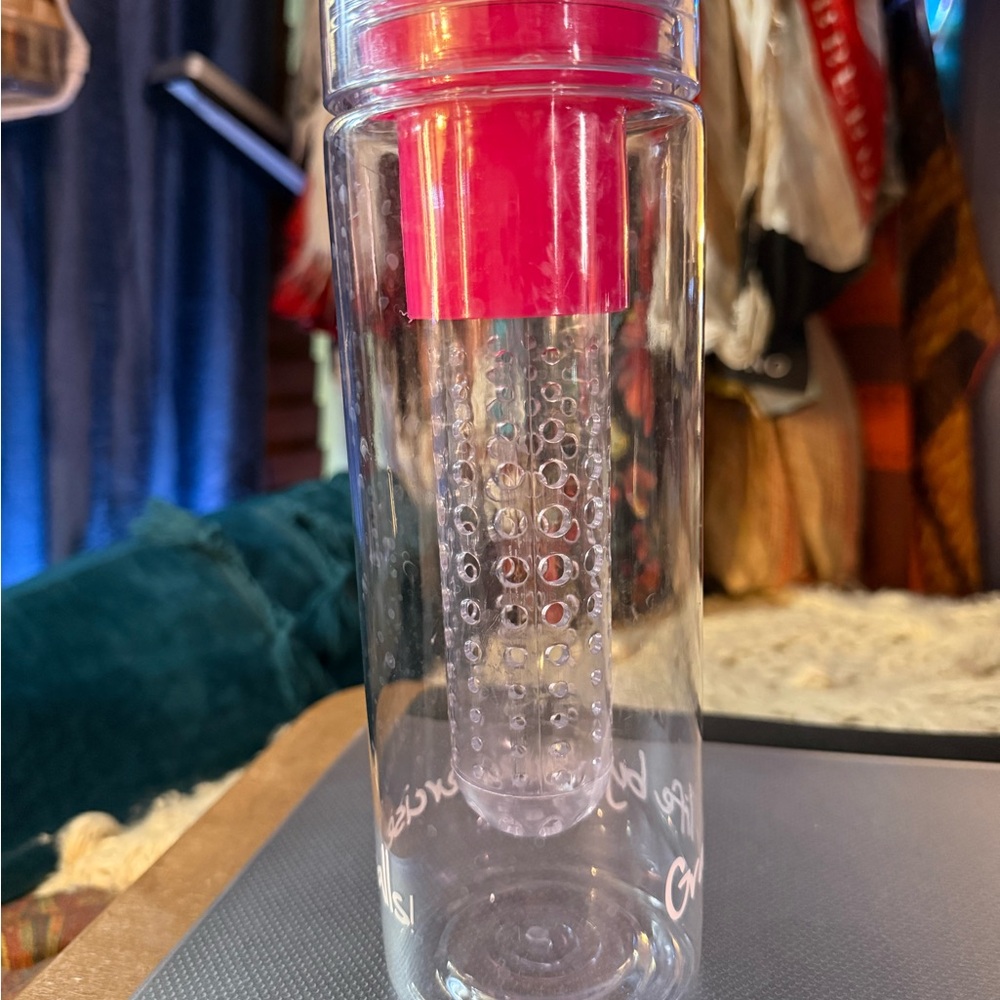 NEW FabFitFun Fruit Infuser Water Bottle Pink Detox Infusion Gym Bottle